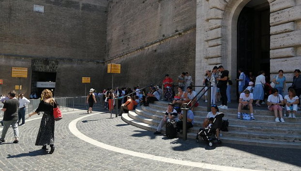 Tour privado en familia: Capilla Sixtina y Ciudad del Vaticano - Foto 2, Museo del Vaticano y entrada a la Capilla Sixtina.