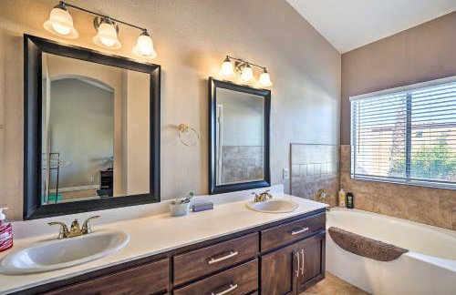 Sleek Vegas Home with Private Pool, Game Room! - Foto 14