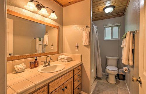 Remodeled Crestline Retreat Walk to Lake Gregory! - Foto 20