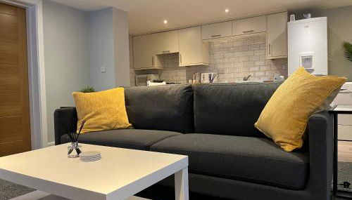 Stylish 1 Bedroom, 2 bed Basement Flat With Free Parking - Photo 2