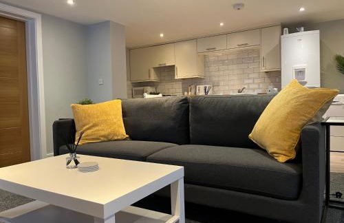 Stylish 1 Bedroom, 2 bed Basement Flat With Free Parking - Photo 2