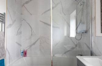 Luxurious 3 bedroom house now with FULL FIBRE INTERNET Shangri la in village of Alfrick with driveway parking for 3 cars in an area of outstanding natural beauty, superb walking,close to Worcester, Malvern showground, theatre, Malvern hills, dogs welcome - Photo 66