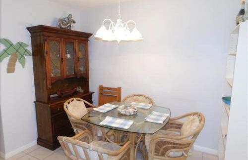 H5 close to the front pool and clubhouse downstairs by lake - Foto 14