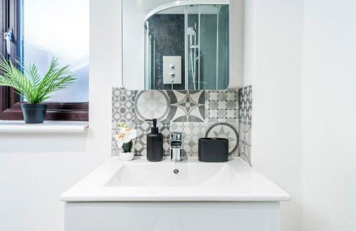 Great Location 2 Bedroom House in Nottingham, Private Garden, Fast Wi-Fi and Free Parking - Photo 40