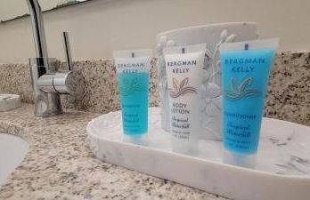 Urban Oasis with City Views and Dedicated Workspace - Foto 8