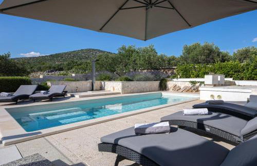 Villa True Oasis with Heated Pool - Photo 23