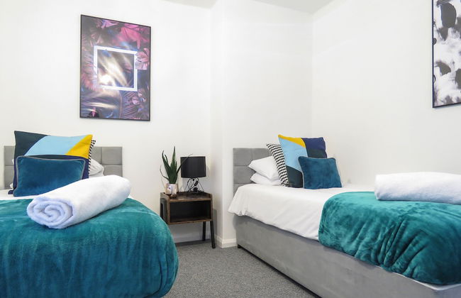 Tudors eSuites 4 Bedroom House with Garden & 9 Beds - Foto 12