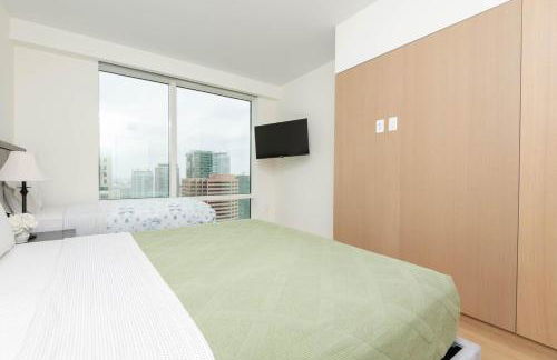 Snug 3BR HighRise with Pool, Spa & Rooftop Views - Foto 14