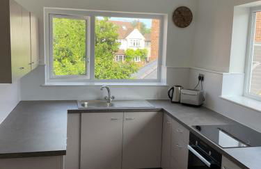 Large 2-bedroom maisonette with free parking - Foto 3