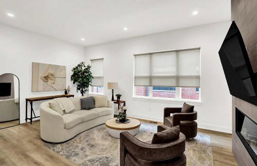 Luxury Townhouse with Fireplace Rooftop Deck Close to Downtown-Family Friendly - Foto 8