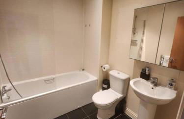 4 Bed House - Sleeps 8 - Wifi - Parking - Foto 7