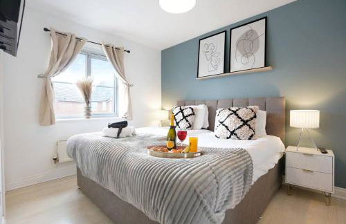 Grange House with Free Parking, Garden, Superfast Wifi and Smart TVs with Netflix by Yoko Property - Photo 2