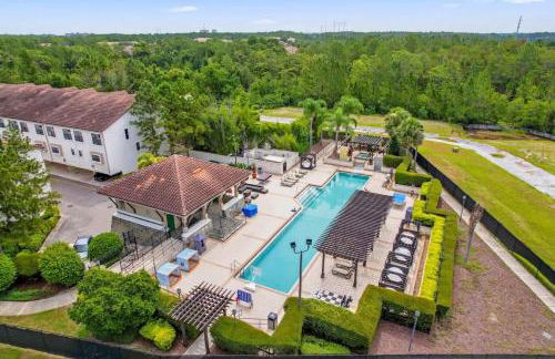 Cozy & Elegant 4BR Enchanted Townhouse - 1 Mile to Disney with Resort Pool, Gym, & Jacuzzi - Photo 71