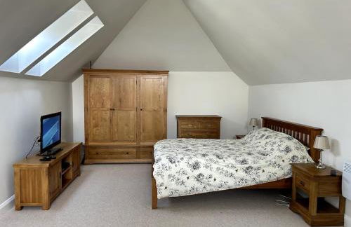 Charming King Bed Ensuite Studio in Peaceful West Challow - Photo 5