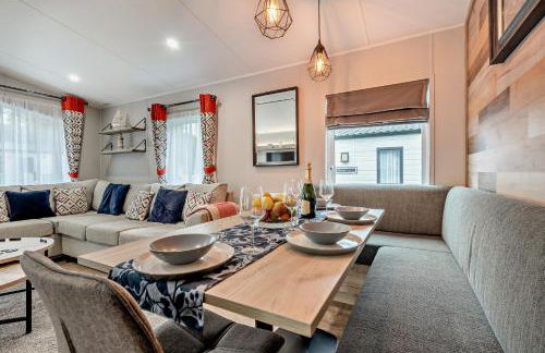 Astoria Lodge Smart Modern 2-Bedroom Holiday Lodge Milford on Sea - Photo 19