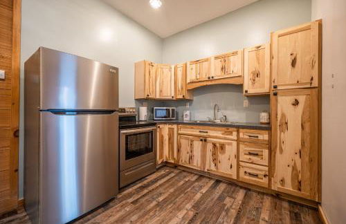 Shady Point Retreat with Hot Tub and Pickleball! - Foto 16