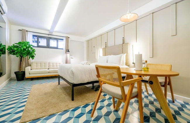 w Monochrome Loft in Santa Ana - Photo 19