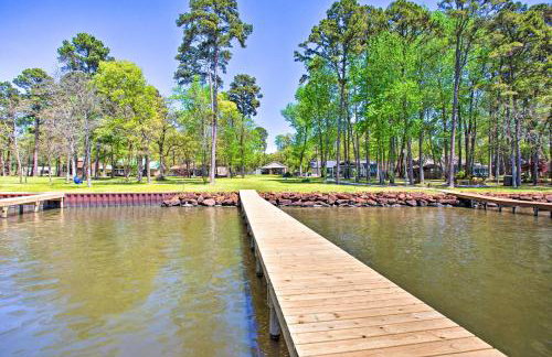 Pet-Friendly Lakefront Getaway with Hot Tub! - Foto 26