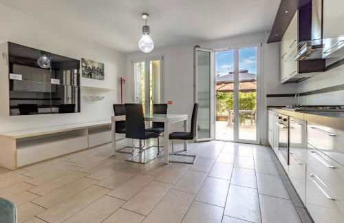 Airport Marco Polo -free park- - Photo 3