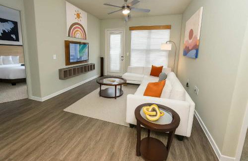Poolside Comfort 2BR Galleria Stay AND Garage - Foto 4