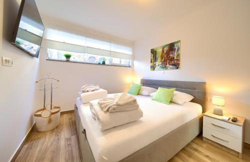 VILLA SOLIS LACUS modernes Apartment - privater beheizbarer Pool- Klimaanlage - private Parkplätze - Foto 18