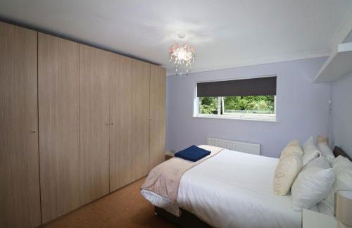 Spacious 5-Bedroom Home with Large Garden in Egham - Foto 11