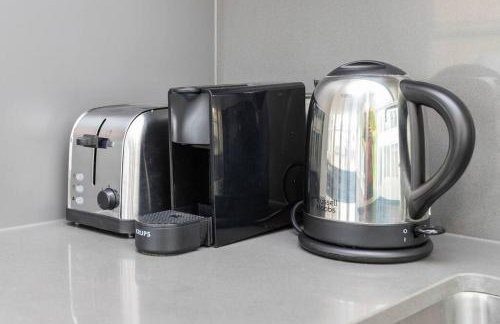 Perfect One Bed in Green Park Station - Photo 26