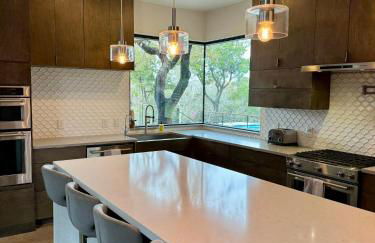Upscale Modern Hill Country Home! Has it ALL! - Foto 22