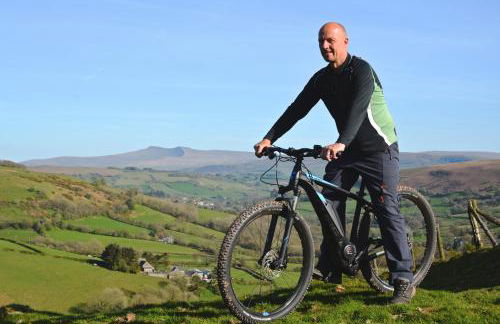 Snug Oak Hut with a view on a Welsh Hill Farm - Photo 15