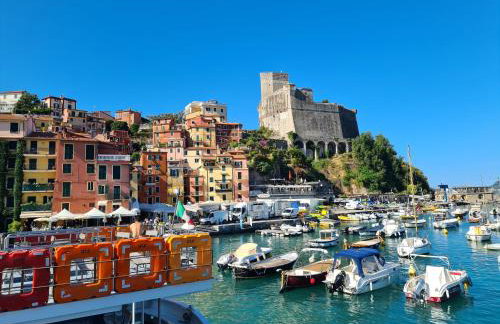 "The Ulivi" inside Le Agavi Private Park, shared Pool and Tennis 200m far, Sea View Apartment 2 AC BDR, 2BTH, parking next home and private garage in Lerici! Cooking Lesson and Wine Tasting - Foto 53