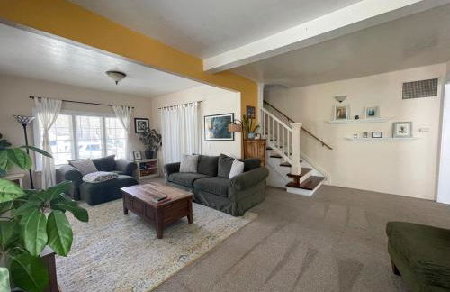 Sunlit Surf House 4BR Downtown Walk to beach - Foto 47