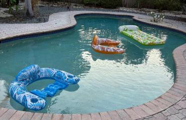 Mid-Century with Outdoor Oasis - Foto 24