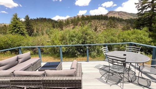 Cozy Riverfront Cabin with Fireplace & Deck - Foto 4