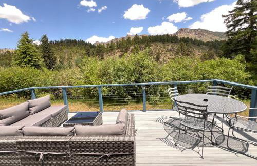 Cozy Riverfront Cabin with Fireplace & Deck - Foto 4