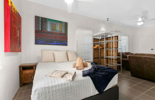 Tropical 3 Bedroom House, Pool plus 4th Bedroom Bungalow - Photo 6