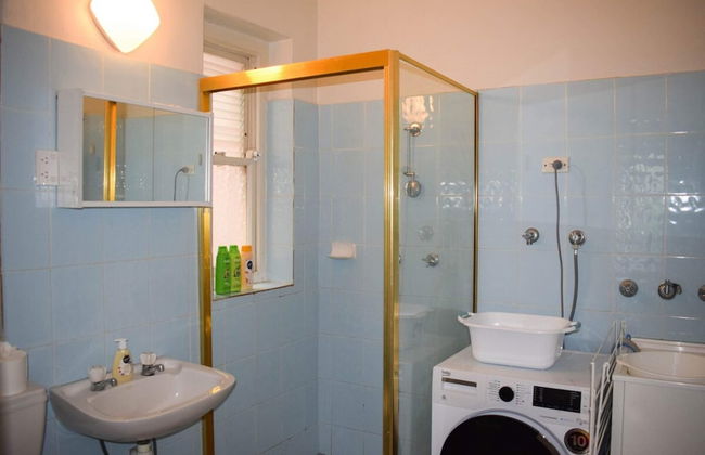 Incredible Location One Bedroom Apartment - Photo 9