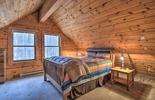 Secluded Gaylord Cabin with Deck, Fire Pit and Grill! - Foto 3