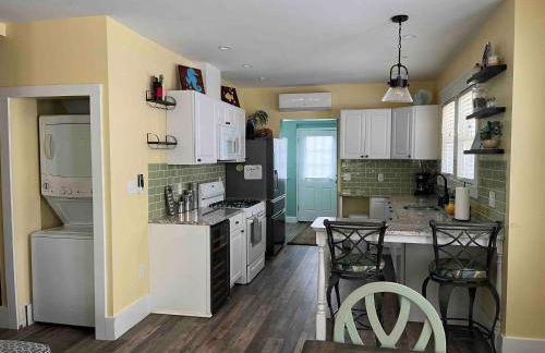 Bayside Bungalow-Updated Home Near the Bay & Beach - Foto 23