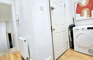 Charming Home with Private Balcony, on 1st floor, with 2 Bathrooms, 3 min walk to Earl's Court Station - Photo 37