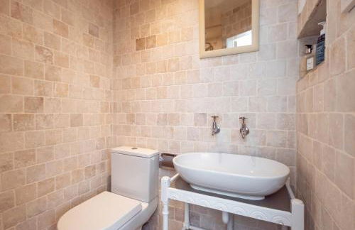 Heron Stays Bath- Charming Village Cottage with Parking, Garden, Just 3 Miles to Bath Centre, Sleeps 5 - Photo 12