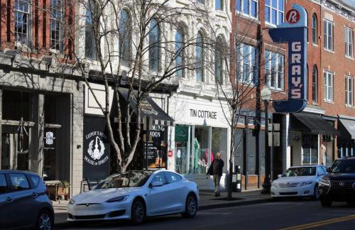 Updated and Spacious Home with Huge Yard Office and Decks - Foto 68