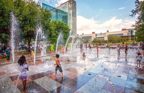 Black House - Downtown Elegance with HotTub and King Beds - Photo 39