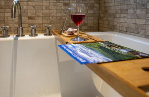 Luxurious Poconos Retreat - Hot Tub, Sauna, Games - Foto 27