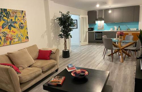 Stunning and Spacious 2bed flat in central Woking - Foto 1