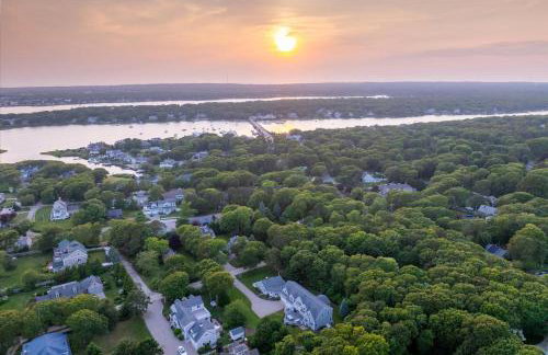 Stay 1 Block from Ocean at 7-Bed Retreat with Yard, Deck and Game Room, Host Up to 22 Across 16 Beds, Gas Fireplace, Gas Grill, Ample Parking, Walk to Menauhant Beach, Perfect for Family Getaway, 24 Hr Hospitality - Foto 65