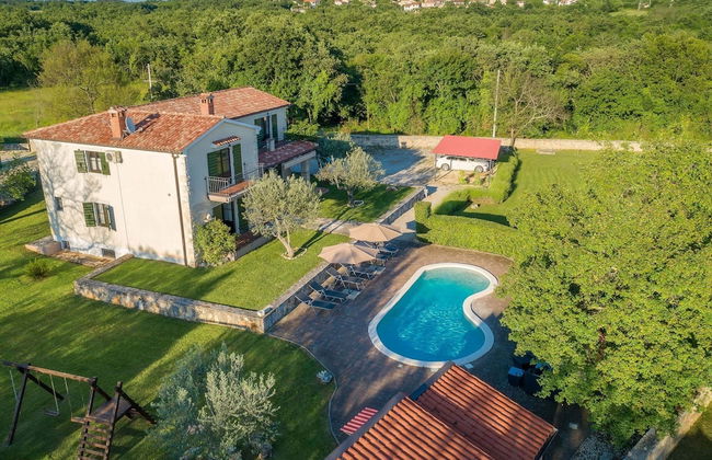 Beautiful Villa With Swimming Pool and Fenced Garden - Foto 11