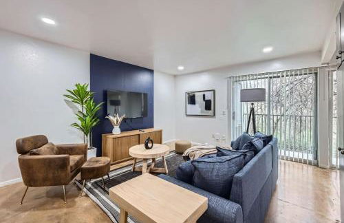 Your Airy King Suite Getaway - Sleeps 4 - Pool, Prkg - Photo 1