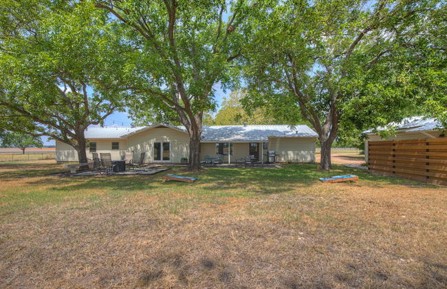 Spacious Home - Fire Pit, BBQ and Outdoor Seating! - Foto 48