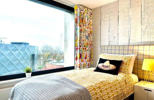 Sea View Ultra Modern 2 bedroom Apartment - 1 Min Walk to the Best Beach! - Great Location - FREE Parking - Fast WiFi - Smart TV - sleeps up to 4! Close to Purbeck, Corfe Castle, Sandbanks, Poole & Bournemouth - Foto 17