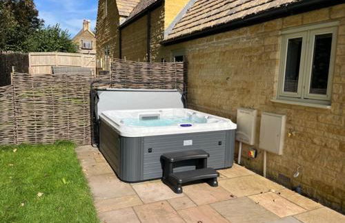 The Stables Stylish cottage with hot tub and parking - Pass the Keys - Photo 2